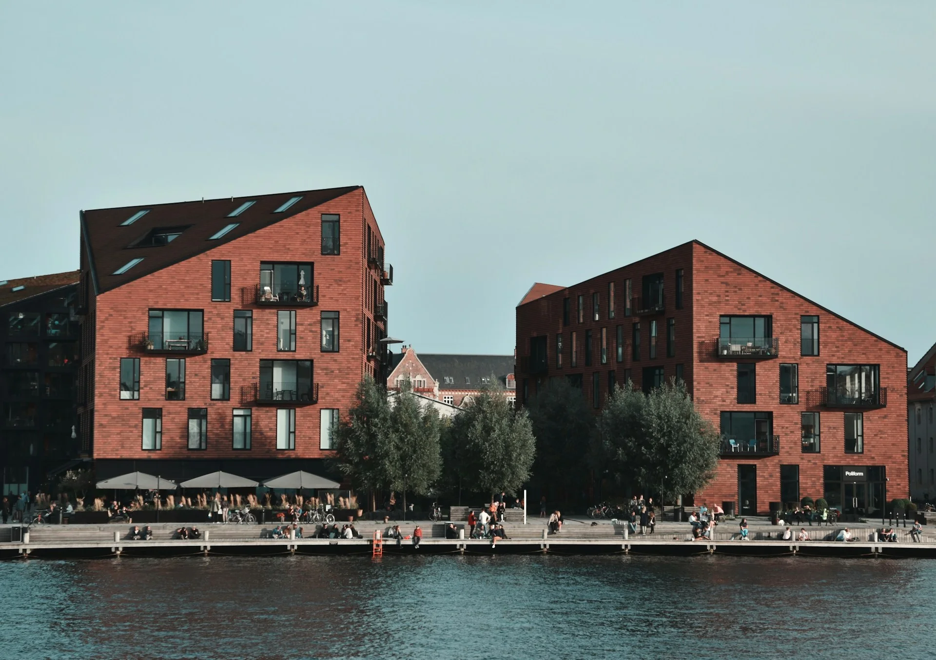 Røde murstensbygninger ved havnen i København